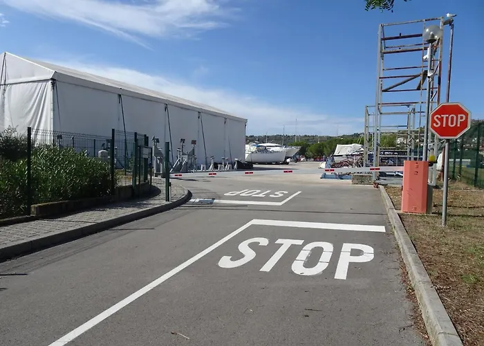 Apartma Garbin 703 アパート *